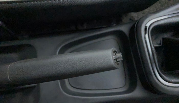 2017 Volkswagen Ameo TRENDLINE 1.5L, Diesel, Manual, 87,481 km, Gear lever - Hand brake lever cover torn