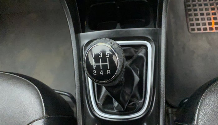 2016 Maruti Ciaz ZXI+ RS, Petrol, Manual, 40,789 km, Gear lever - Knob cover torn