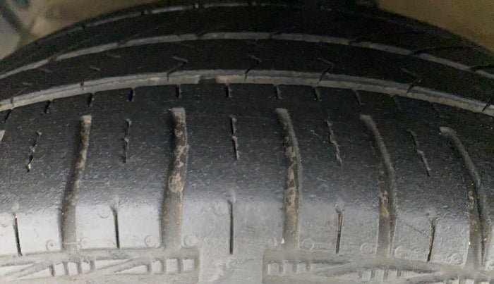 2014 Hyundai Grand i10 MAGNA 1.2 KAPPA VTVT, Petrol, Manual, 1,01,961 km, Left Front Tyre Tread