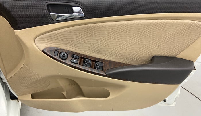 2011 Hyundai Verna FLUIDIC 1.6 CRDI SX, Diesel, Manual, 1,09,704 km, Driver Side Door Panels Control