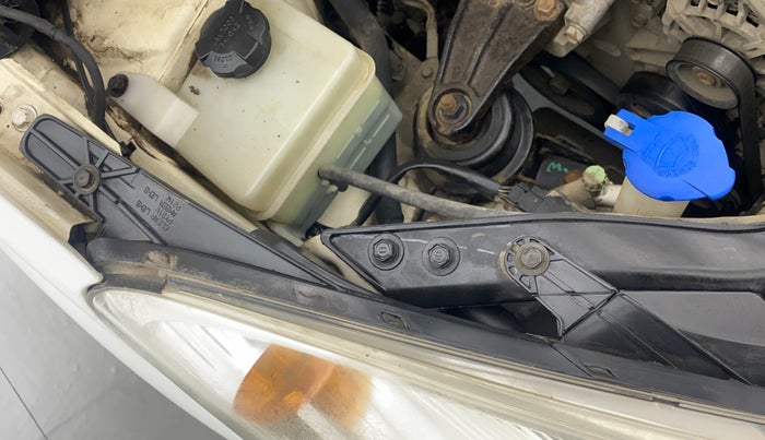 2011 Hyundai i20 MAGNA 1.2 VTVT, Petrol, Manual, 27,449 km, Right headlight - Clamp has minor damage