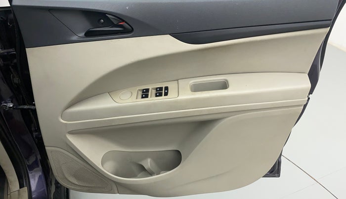 2018 Mahindra MARAZZO M2 8 STR, Diesel, Manual, 95,978 km, Driver Side Door Panels Control
