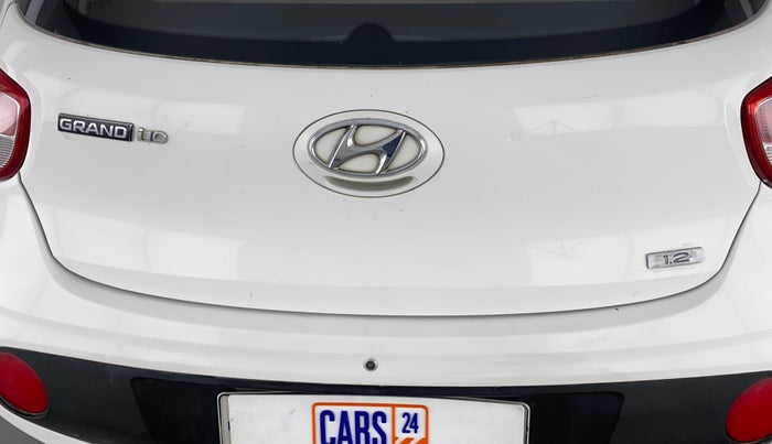 2017 Hyundai Grand i10 MAGNA 1.2 KAPPA VTVT, CNG, Manual, 29,854 km, Dicky (Boot door) - Slightly dented