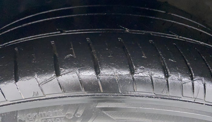 2017 Hyundai Verna 1.6 SX (O) CRDI MT, Diesel, Manual, 43,660 km, Left Front Tyre Tread