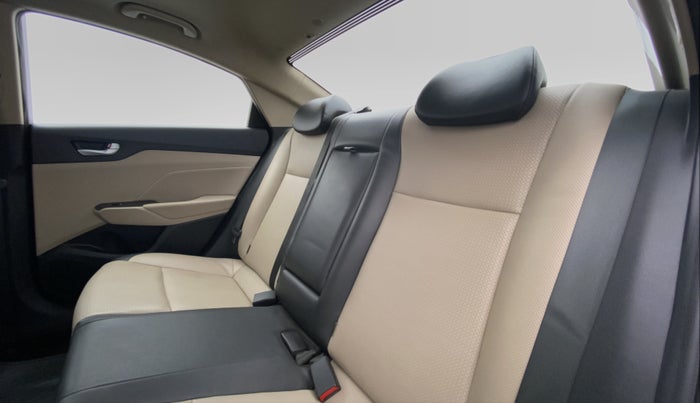 2017 Hyundai Verna 1.6 SX (O) CRDI MT, Diesel, Manual, 43,660 km, Right Side Rear Door Cabin