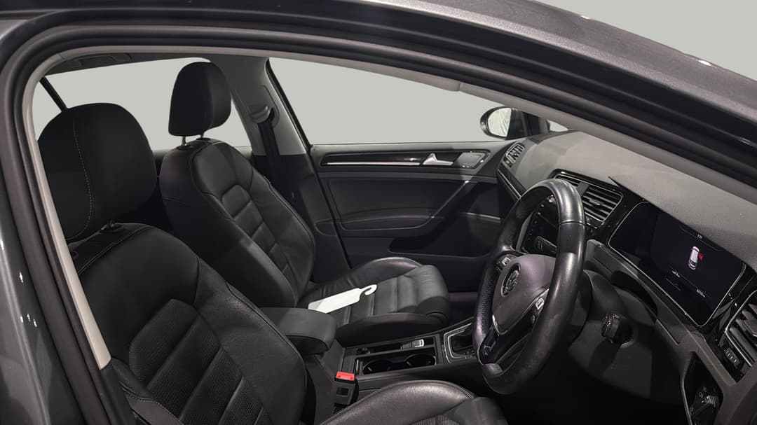 2020 Volkswagen Golf 110 Tsi Highline, Automatic, 82762 km, Right Side Front Door Cabin View