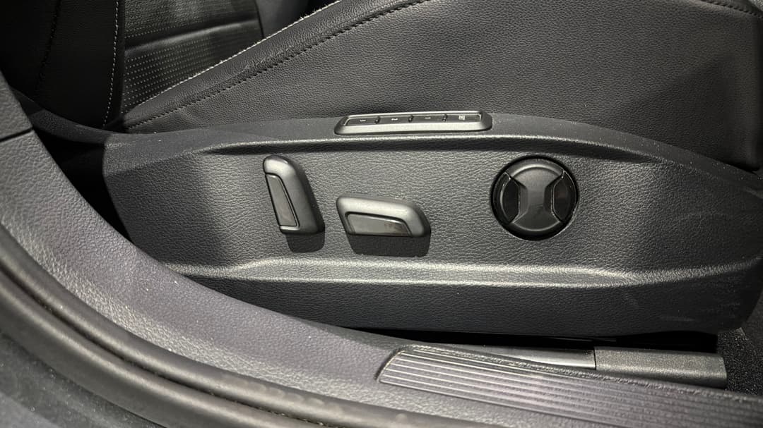 2020 Volkswagen Golf 110 Tsi Highline, Automatic, 82762 km, Drivers Side Adjustment Panel