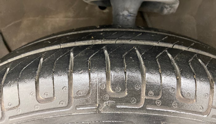 2014 Maruti Ritz LXI, Petrol, Manual, 97,001 km, Left Front Tyre Tread