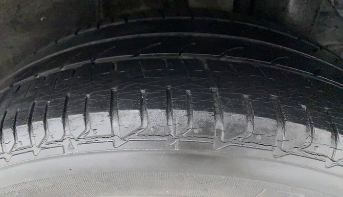 2016 Hyundai Elite i20 ASTA 1.2 (O), Petrol, Manual, 40,292 km, Left Rear Tyre Tread
