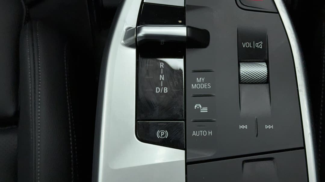 2023 BMW Ix1 xDrive30 M Sport, Automatic, 28092 km, Gear Lever 