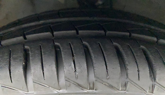 2011 Hyundai i10 MAGNA 1.2, Petrol, Manual, 33,230 km, Right Front Tyre Tread