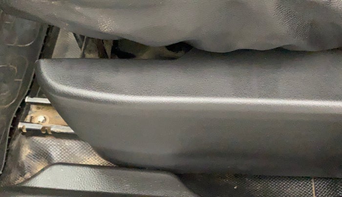 2015 Maruti Wagon R 1.0 LXI CNG, CNG, Manual, 95,478 km, Front left seat (passenger seat) - Seat side trim has minor damage