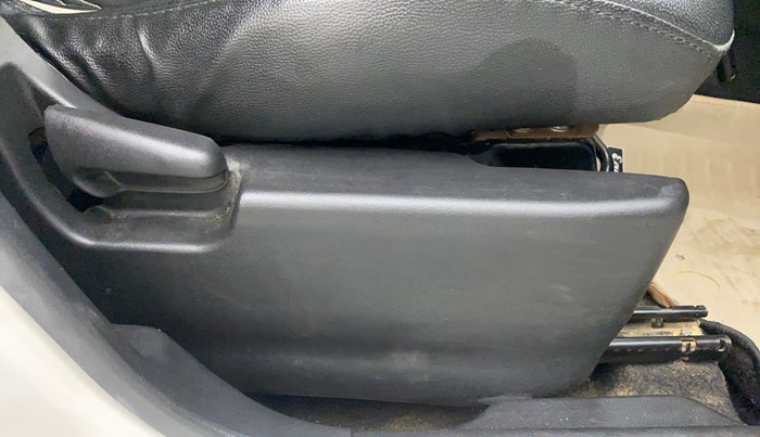 2016 Maruti Wagon R 1.0 VXI, CNG, Manual, 61,363 km, Driver seat - Seat side trim has minor damage