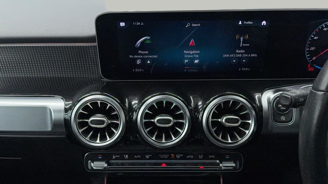 2020 Mercedes-benz Glb 200, Automatic, 49137 km, Center Console