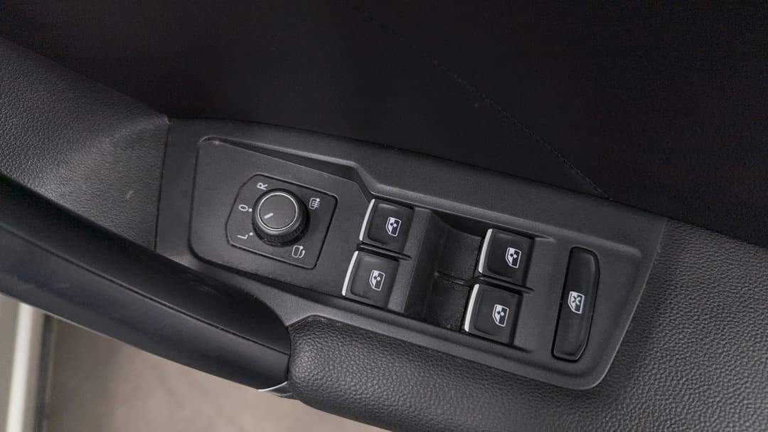 2017 Volkswagen Tiguan 162 Tsi Highline, Automatic, 74722 km, Drivers Side Door Panel Controls