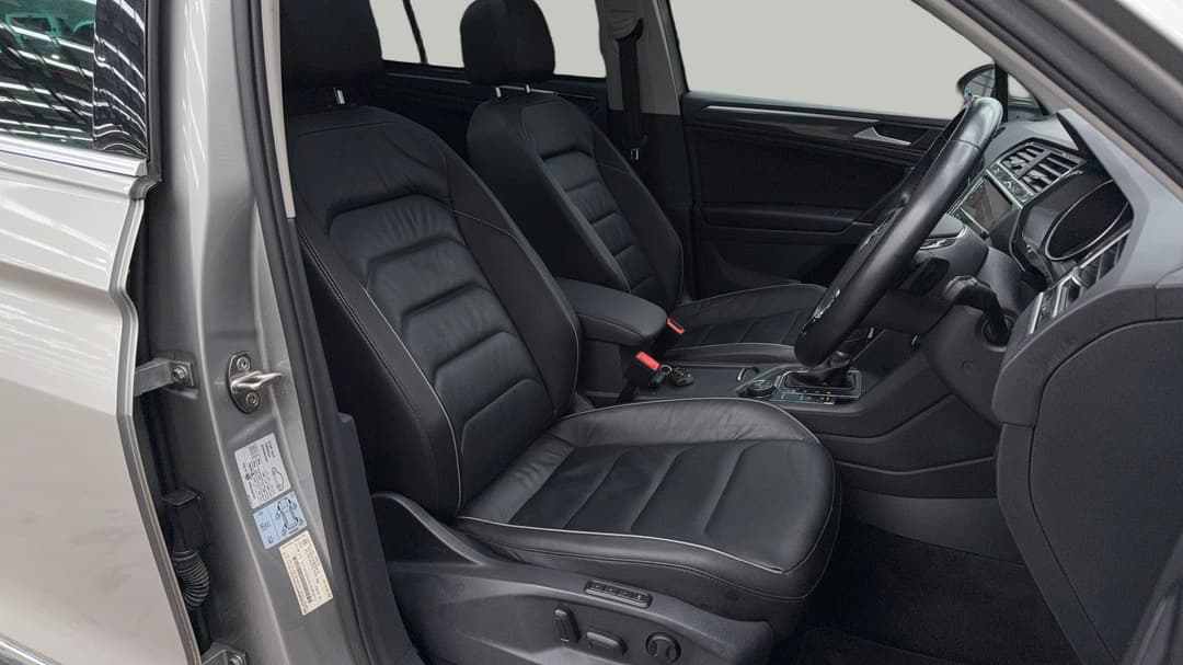 2017 Volkswagen Tiguan 162 Tsi Highline, Automatic, 74722 km, Right Side Front Door Cabin View