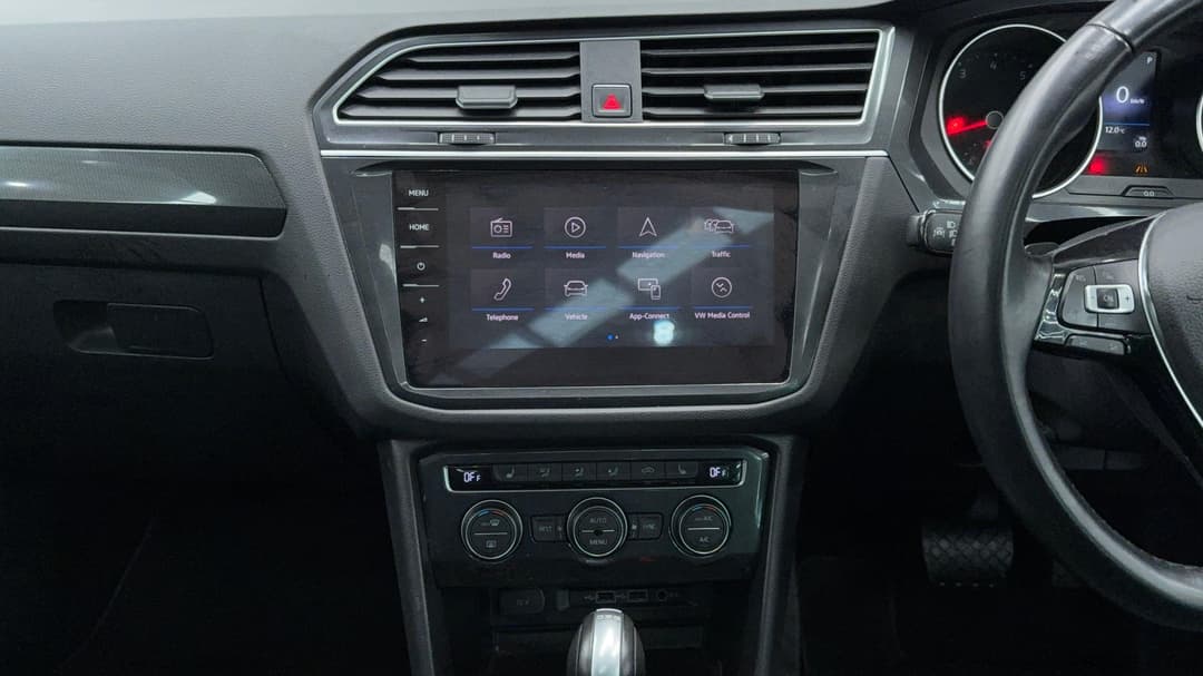 2017 Volkswagen Tiguan 162 Tsi Highline, Automatic, 74722 km, Center Console