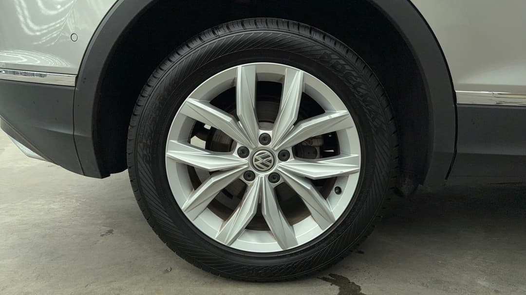2017 Volkswagen Tiguan 162 Tsi Highline, Automatic, 74722 km, Right Rear Wheel