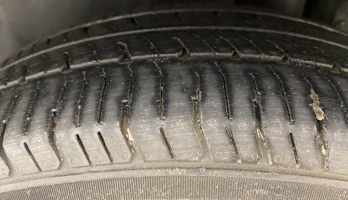 2017 Maruti Swift LXI OPT, CNG, Manual, 89,336 km, Left Rear Tyre Tread