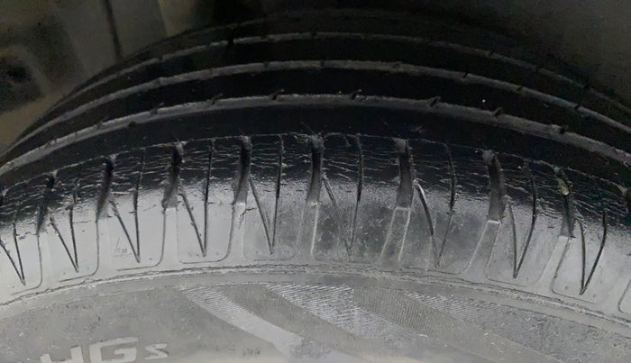 2016 Maruti Vitara Brezza ZDI, Diesel, Manual, 43,276 km, Right Rear Tyre Tread