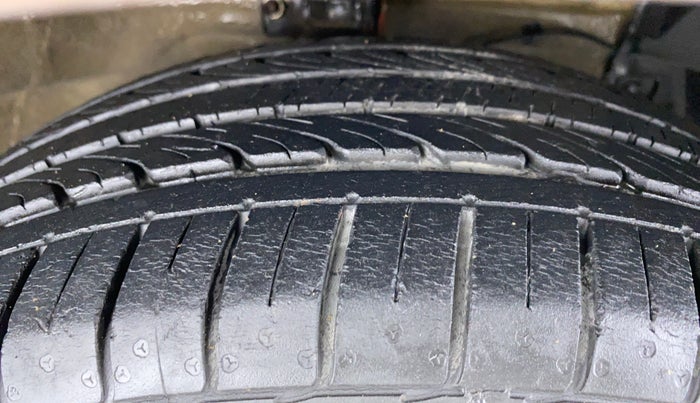 2016 Maruti Ciaz ZDI+ SHVS, Diesel, Manual, 27,465 km, Right Front Tyre Tread