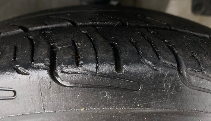 2013 Hyundai Eon MAGNA +, CNG, Manual, 1,02,003 km, Right Front Tyre Tread