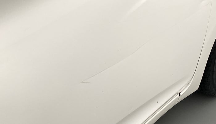 2013 Hyundai Eon MAGNA +, CNG, Manual, 1,02,003 km, Driver-side door - Minor scratches
