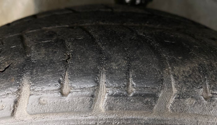 2013 Hyundai Eon MAGNA +, CNG, Manual, 1,02,003 km, Left Front Tyre Tread
