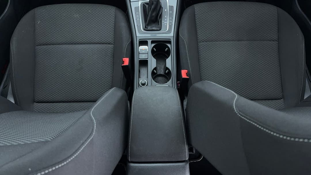 2018 Volkswagen Golf 110 Tsi Trendline, Automatic, 92444 km, Center Console