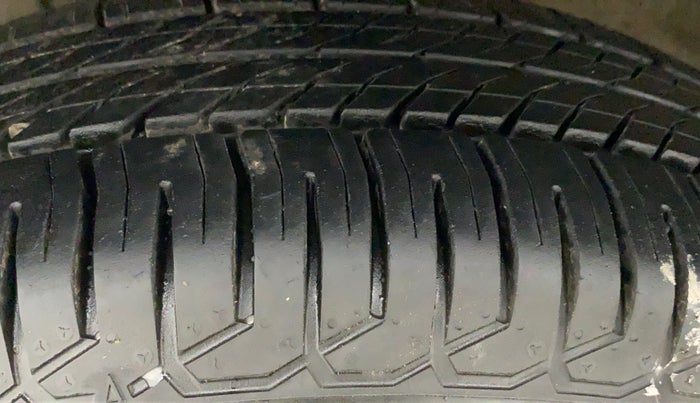 2014 Maruti Swift Dzire VXI, Petrol, Manual, 68,401 km, Left Front Tyre Tread