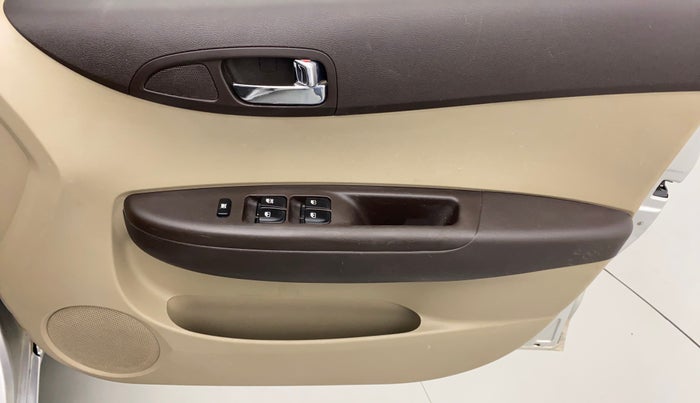 2011 Hyundai i20 MAGNA (O) 1.2, Petrol, Manual, 50 km, Driver Side Door Panels Control