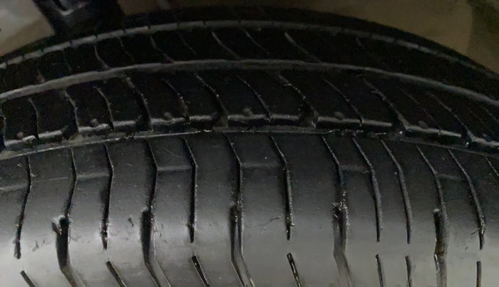 2014 Maruti Swift VXI, Petrol, Manual, 61,043 km, Left Rear Tyre Tread