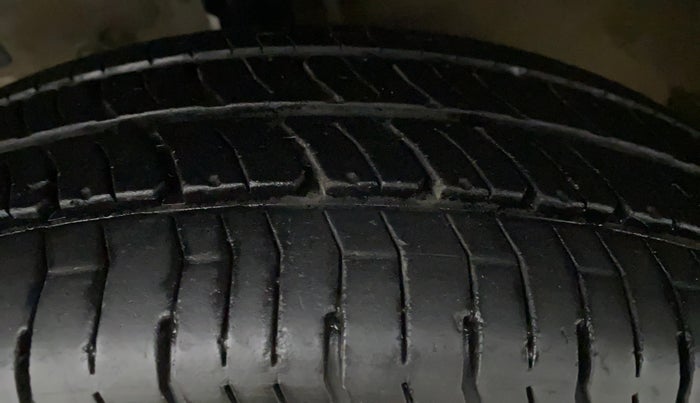 2014 Maruti Swift VXI, Petrol, Manual, 61,043 km, Right Rear Tyre Tread