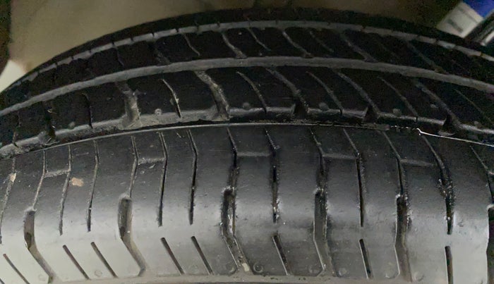 2014 Maruti Swift VXI, Petrol, Manual, 61,043 km, Left Front Tyre Tread
