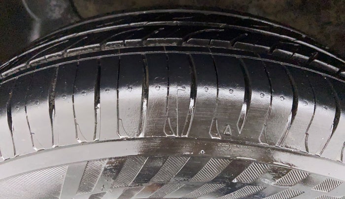 2016 Hyundai Elite i20 MAGNA 1.2, Petrol, Manual, 67,589 km, Left Front Tyre Tread