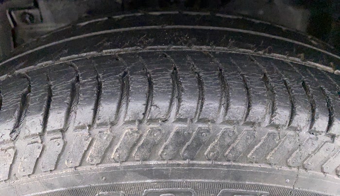 2017 Maruti Swift LXI OPT, Petrol, Manual, 32,795 km, Left Front Tyre Tread