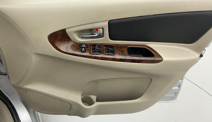 2014 Toyota Innova 2.5 VX 8 STR BS IV, Diesel, Manual, 82,734 km, Driver Side Door Panels Control