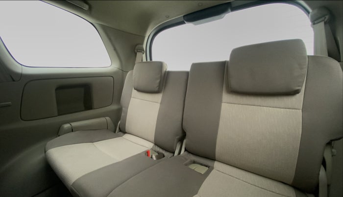 2014 Toyota Innova 2.5 VX 8 STR BS IV, Diesel, Manual, 82,734 km, Third Seat Row ( optional )