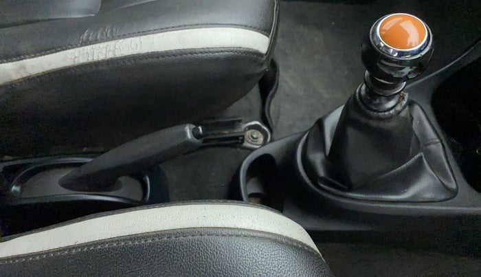 2012 Toyota Etios GD, Diesel, Manual, 93,534 km, Gear lever - Knob has minor damage