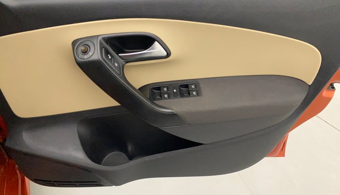 2014 Volkswagen Polo HIGHLINE1.2L, Petrol, Manual, 40,975 km, Driver Side Door Panels Control