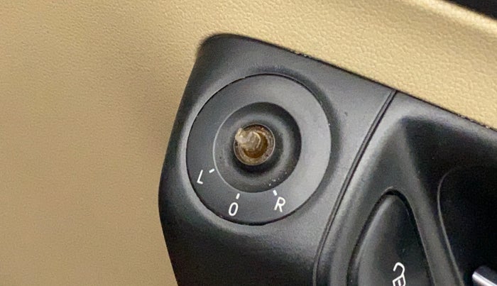 2014 Volkswagen Polo HIGHLINE1.2L, Petrol, Manual, 40,975 km, Left rear-view mirror - ORVM switch has minor damage