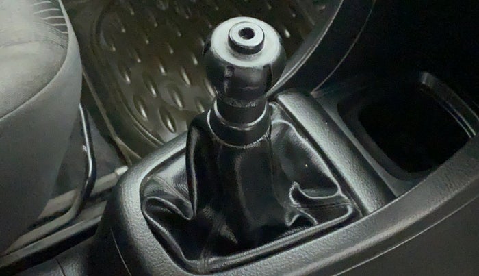 2013 Maruti Swift VXI, Petrol, Manual, 51,905 km, Gear lever - Knob has minor damage