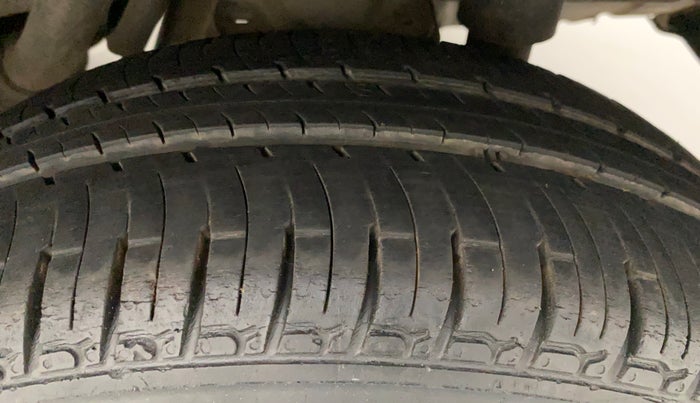 2017 Mahindra Kuv100 K4 6 STR, Petrol, Manual, 33,573 km, Left Rear Tyre Tread