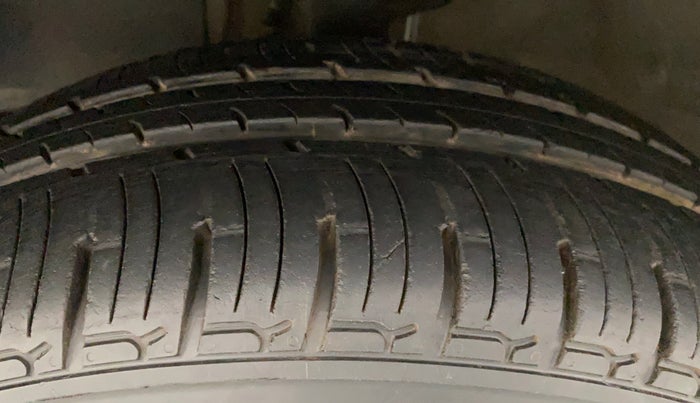 2017 Mahindra Kuv100 K4 6 STR, Petrol, Manual, 33,573 km, Left Front Tyre Tread