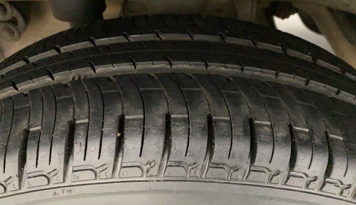2017 Mahindra Kuv100 K4 6 STR, Petrol, Manual, 33,573 km, Right Rear Tyre Tread