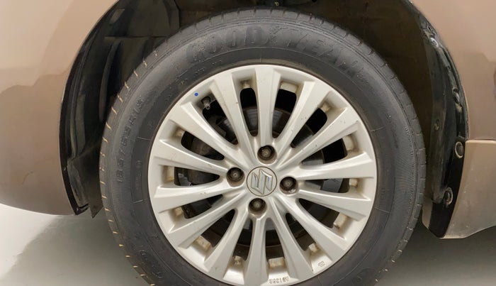 2015 Maruti Ciaz ZXI, Petrol, Manual, 54,694 km, Left front tyre - Minor crack