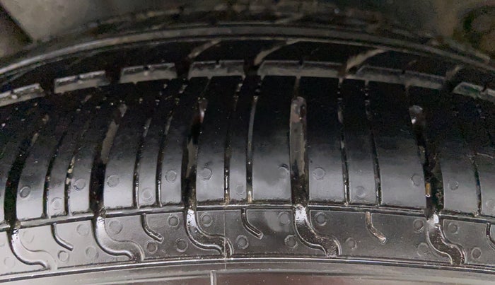 2013 Maruti Ertiga VXI, Petrol, Manual, 27,768 km, Right Rear Tyre Tread