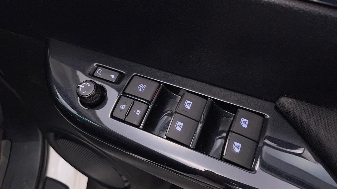 2022 Toyota Hilux Sr5 (4x4), Automatic, 48090 km, Drivers Side Door Panel Controls
