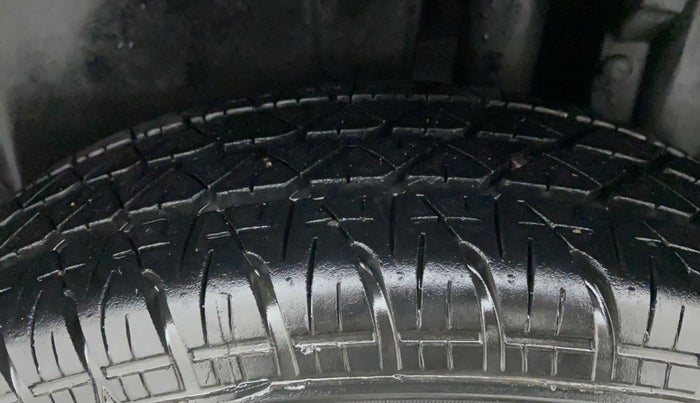 2014 Maruti Swift VXI D, Petrol, Manual, 17,908 km, Left Rear Tyre Tread