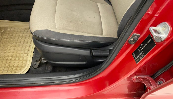 2015 Hyundai Elite i20 SPORTZ 1.2, Petrol, Manual, 1,19,879 km, Front passenger door - Beading has minor damage